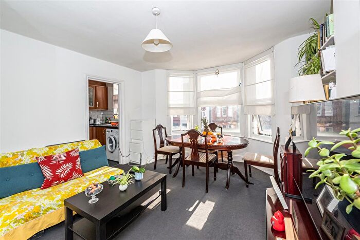 2 Bedroom Flat For Sale In Grafton Road, Acton, London, W3