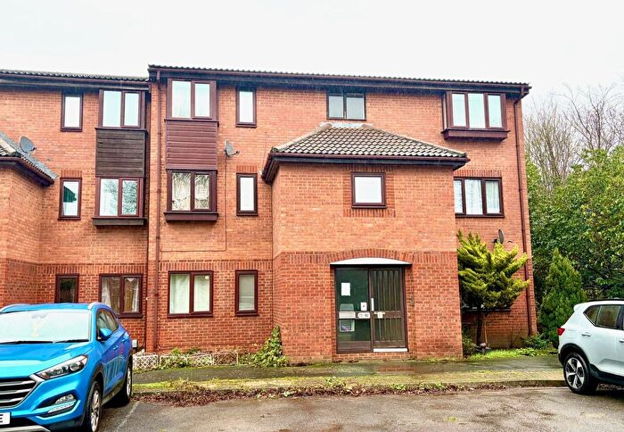 1 Bedroom Flat For Sale In Quincy Road, Egham, Surrey, TW20