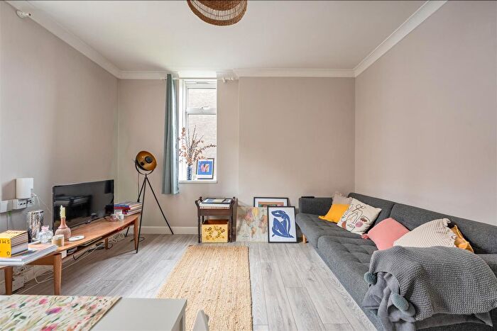 2 Bedroom Flat For Sale In Shacklewell Lane, Hackney, E8