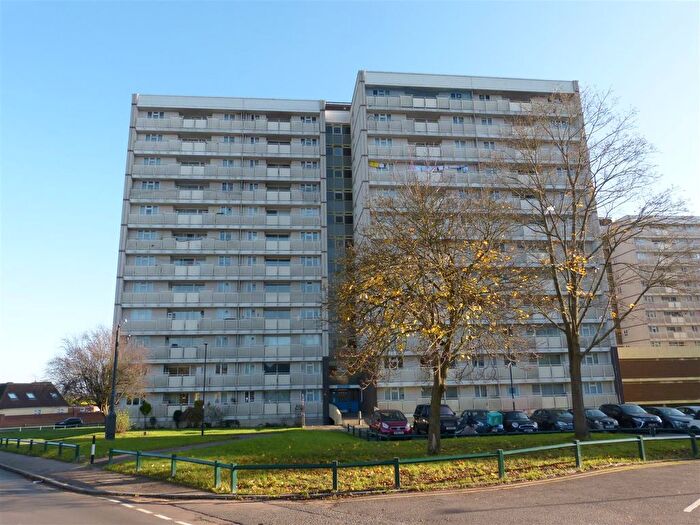 3 Bedroom Flat To Rent In Cedar Road, Enfield, EN2