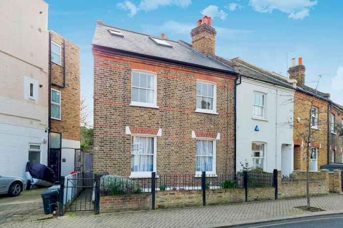 3 Bedroom Detached House To Rent In Bective Road, Putney SW15