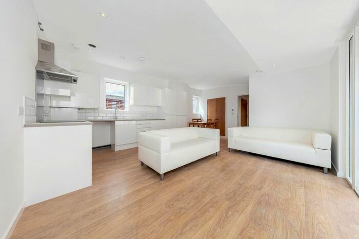 3 Bedroom Flat To Rent In Coldharbour Lane, London, SW9