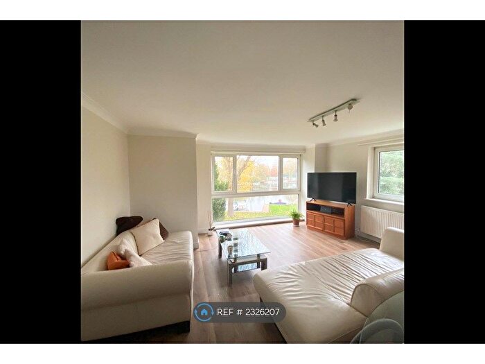2 Bedroom Flat To Rent In Broom Park, Teddington, TW11