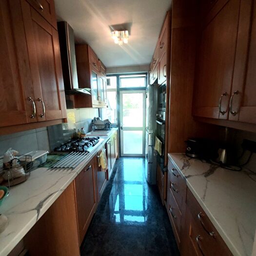 4 Bedroom Semi-Detached House To Rent In Lindfield Road, Croydon, CR0