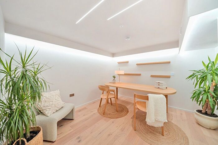 2 Bedroom Flat For Sale In Vinery Way, London, W6