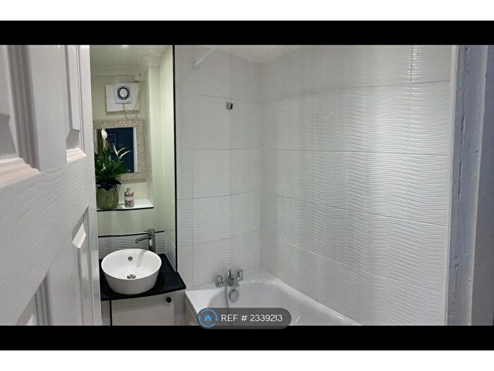 3 Bedroom Flat To Rent In Gower House, London, SE17
