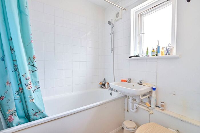 1 Bedroom Flat To Rent In Marlborough Close, Elephant And Castle, London, SE17
