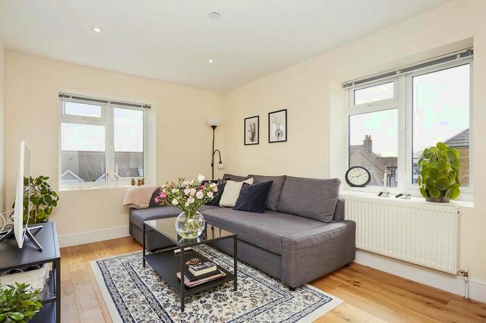 1 Bedroom Flat To Rent In Portsmouth Road, Cobham, KT11