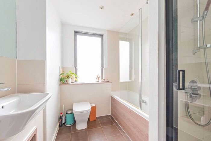 2 Bedroom Flat To Rent In Robertson Road, Silvertown, London, E16