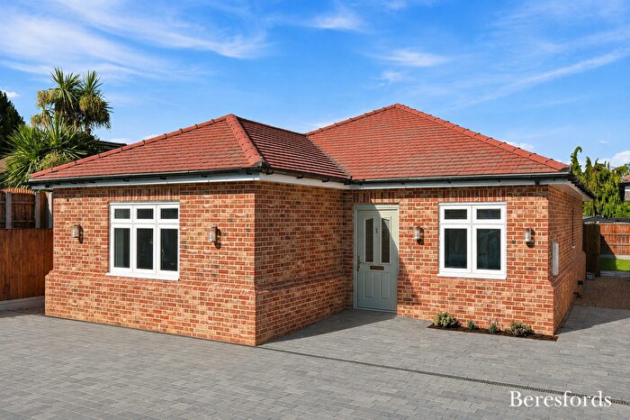 3 Bedroom Bungalow For Sale In Luna Close, Upminster, RM14