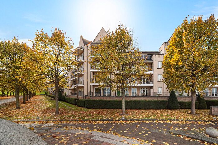 2 Bedroom Flat For Sale In The Boulevard, Greenhithe, Kent, DA9