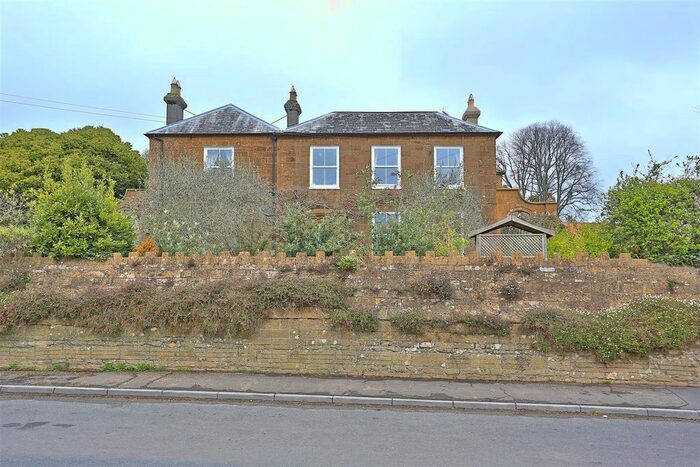 3 Bedroom Flat For Sale In Merriott Road, Hinton St. George, TA17