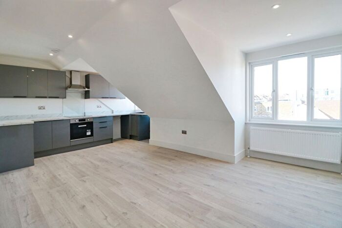 3 Bedroom Flat To Rent In Elmsleigh Drive, Leigh-On-Sea, SS9