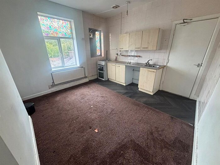 2 Bedroom Flat To Rent In Long Lane, Halesowen, B62