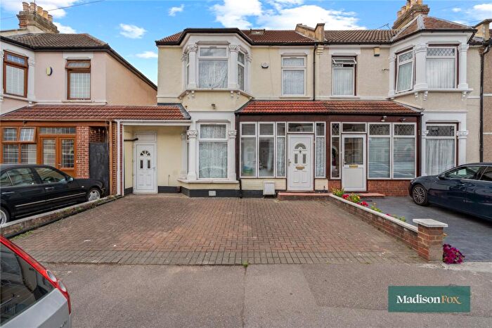 5 Bedroom End Of Terrace House For Sale In Blythswood Road, Ilford, IG3