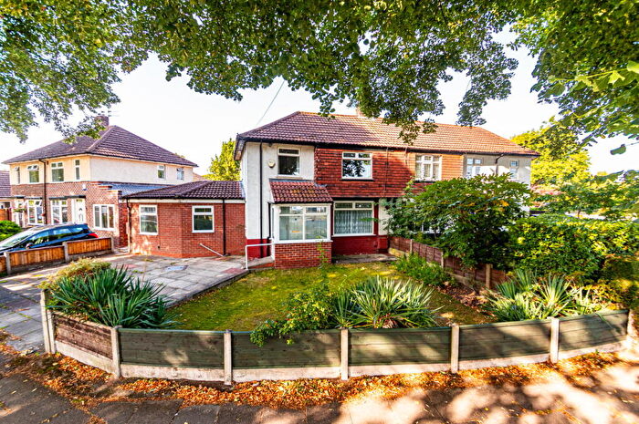 3 Bedroom Semi-Detached House For Sale In Snowden Avenue, Flixton, Manchester, M41