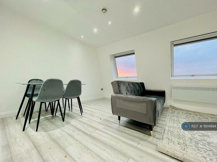 2 Bedroom Flat To Rent In St Johns Hill, London, SW11