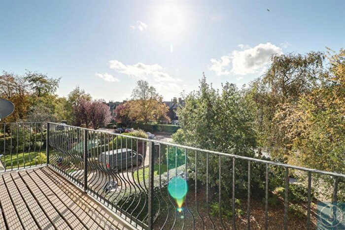 4 Bedroom Flat To Rent In Street Lane, Leeds, LS8
