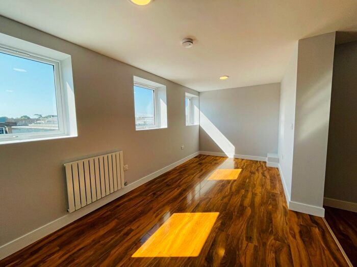 1 Bedroom Flat To Rent In - Queens Square, Crawley, RH10