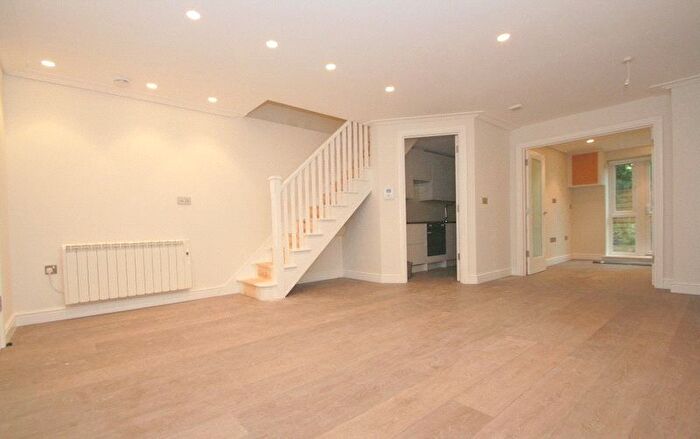 2 Bedroom Flat To Rent In Archway Road, Highgate, London, N6