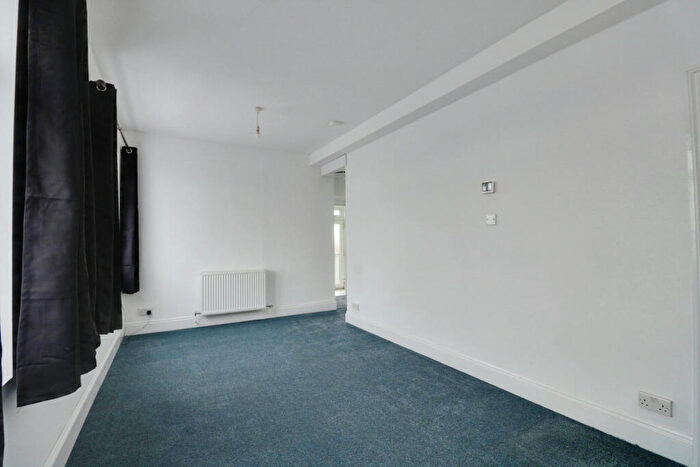 2 Bedroom Flat To Rent In London Road, Leigh-on-sea, SS9