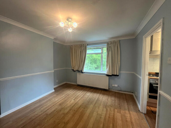 2 Bedroom Maisonette To Rent In Croft Close, Chislehurst, Kent, BR7