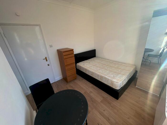 1 Bedroom Flat To Rent In Finsbury Park Road, London, N4