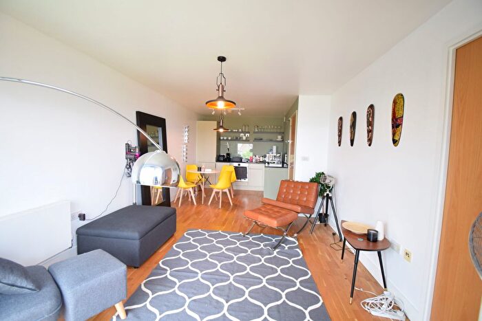 1 Bedroom Flat To Rent In Queensbridge Road, London, E2