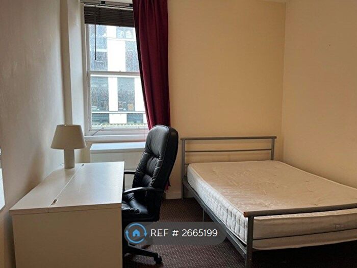 3 Bedroom Flat To Rent In West End Park Street, Glasgow, G3