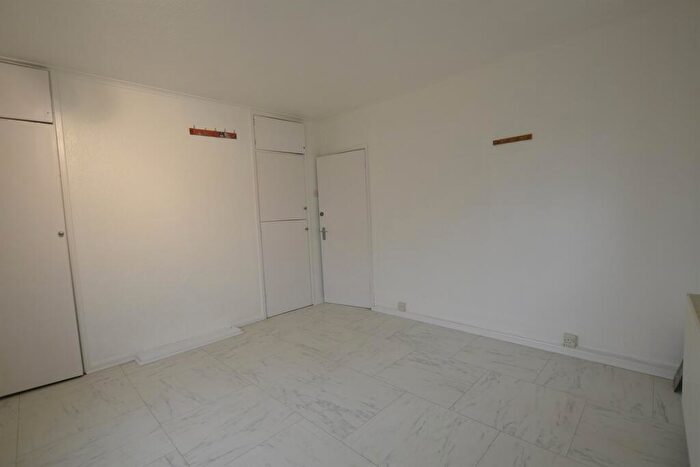 2 Bedroom Apartment To Rent In Chingford Lane, Woodford Green, IG8