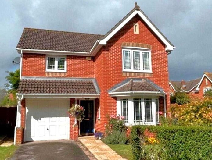 3 Bedroom Detached House To Rent In Six Acres, Horsham, RH13