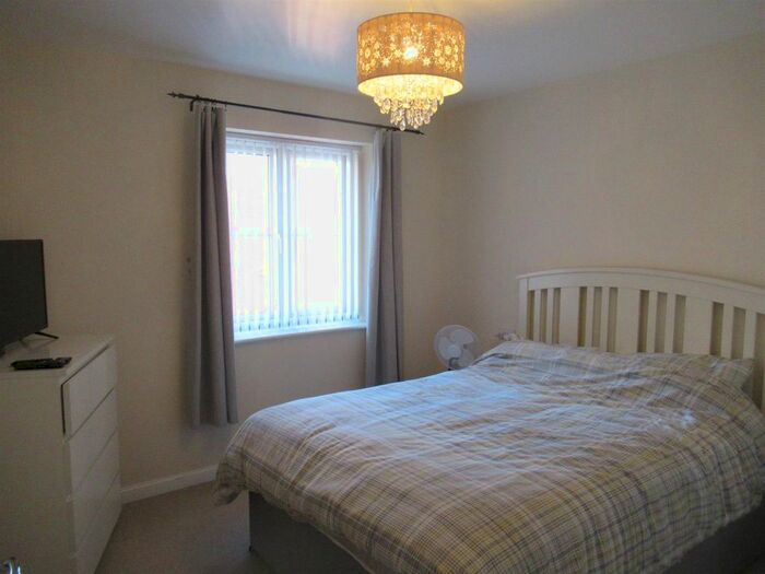 2 Bedroom Town House To Rent In Woodside View, Middleton, Leeds LS10