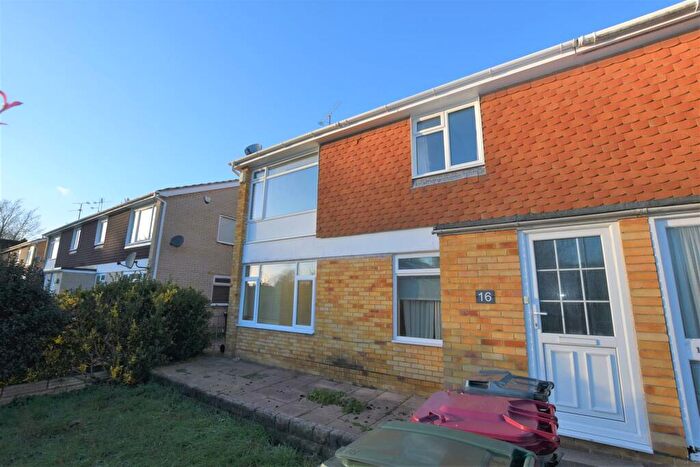 2 Bedroom Flat To Rent In Luscombe Close, RG4