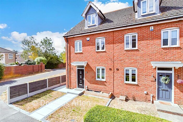 3 Bedroom Semi-Detached House For Sale In Barbour Green, Wickford, Essex, SS12