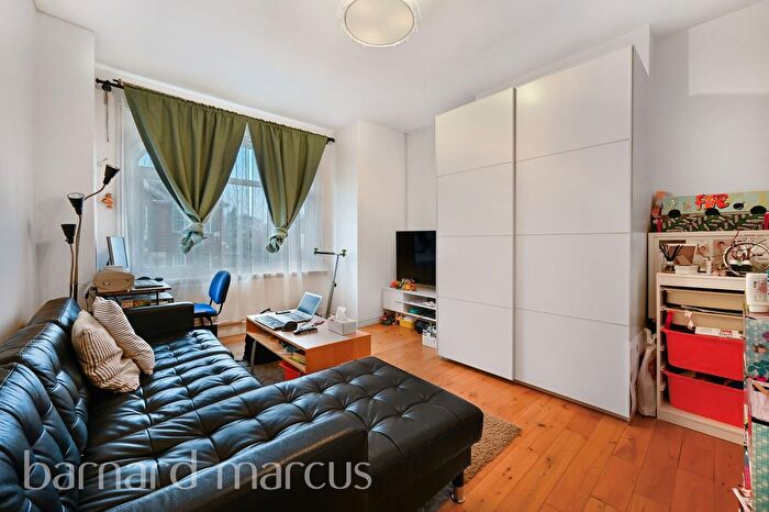 3 Bedroom Flat To Rent In Kingston Road, London, SW20