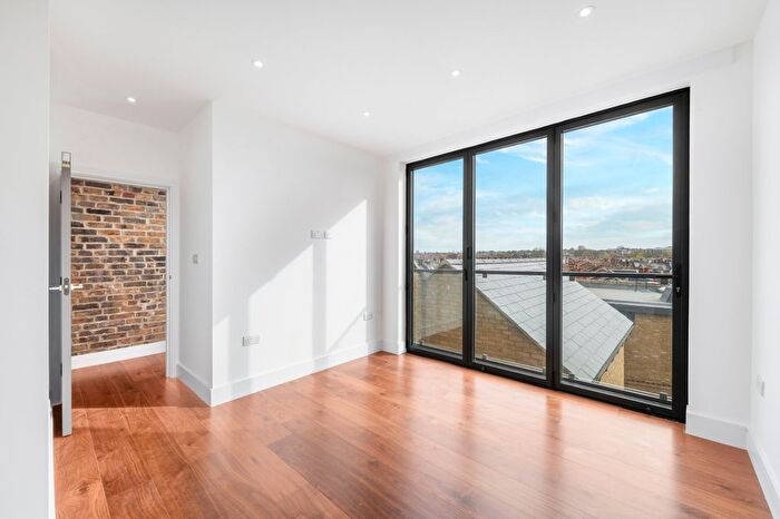 2 Bedroom Flat To Rent In Garratt Lane, Earlsfield, SW17