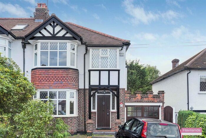 3 Bedroom Semi-Detached House To Rent In Broadfields Avenue, Winchmore Hill, N21