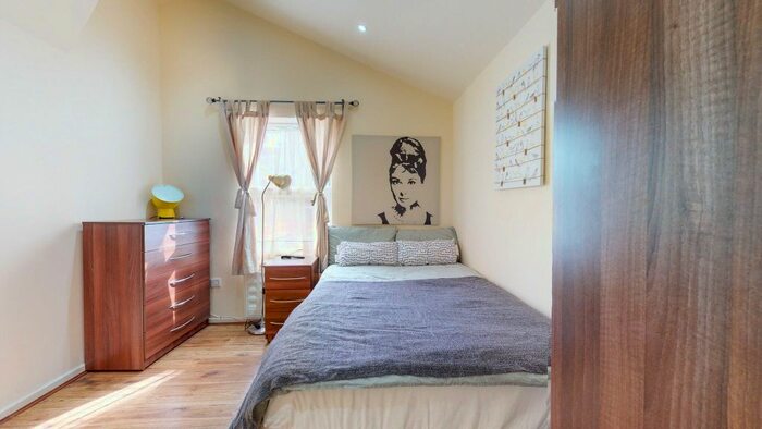 Studio To Rent In High Road, London NW10