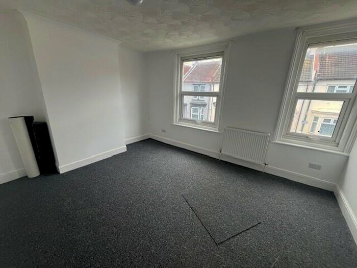 1 Bedroom Flat To Rent In Balmoral Road, Gillingham, ME7