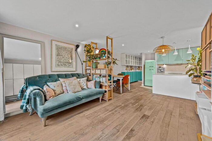 2 Bedroom Flat For Sale In Blue Court, Sherborne Street, N1