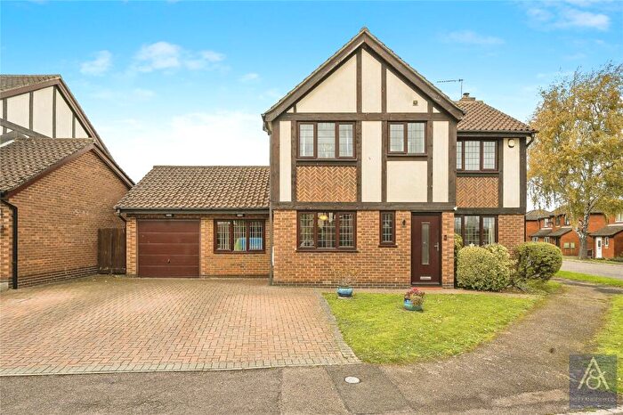 4 Bedroom Detached House For Sale In Kestrel Way, Buckingham, Buckinghamshire, MK18