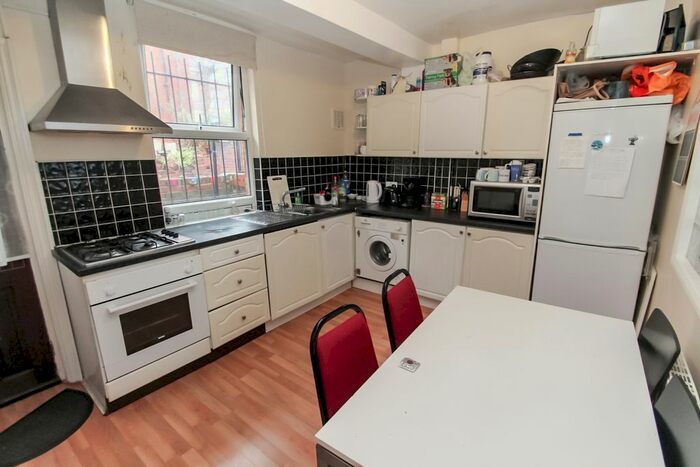 4 Bedroom Terraced House To Rent In Clarkson View, Leeds, LS6