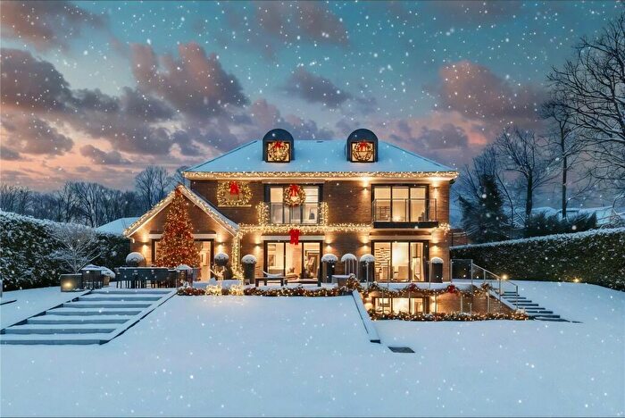 5 Bedroom Detached House For Sale In Broadwater Close, Burwood Park, KT12