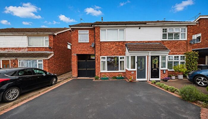 3 Bedroom Semi Detached House For Sale In Erskine Close, Hinckley, LE10
