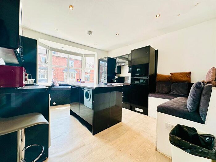 3 Bedroom Flat To Rent In Lenton Boulevard, Nottingham, NG7
