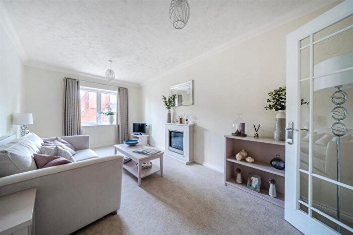 1 Bedroom Retirement Property For Sale In Oscar Lodge, Aylesbury, HP20