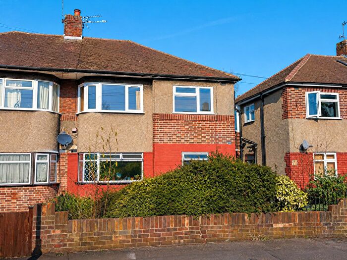 2 Bedroom Maisonette For Sale In Redfern Avenue, Whitton, TW4