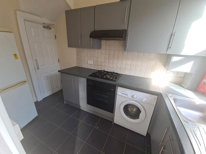 2 Bedroom House To Rent In Aviary Grove, Leeds, LS12