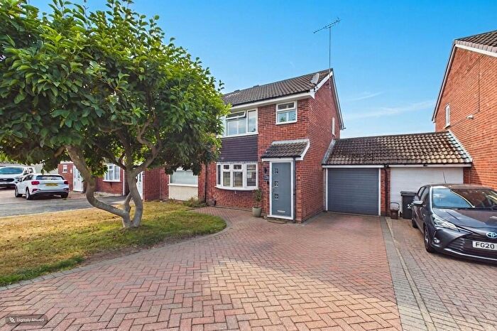 3 Bedroom Semi-Detached House For Sale In Yew Tree Road, Hatton, DE65