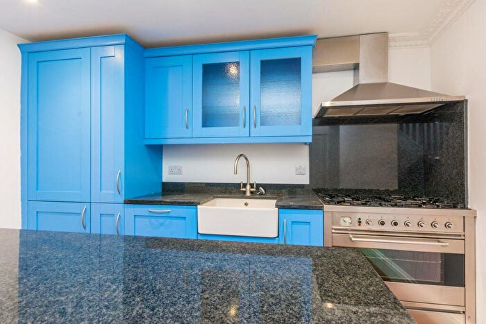 3 Bedroom Flat To Rent In Mortlake High Street, Mortlake, London, SW14